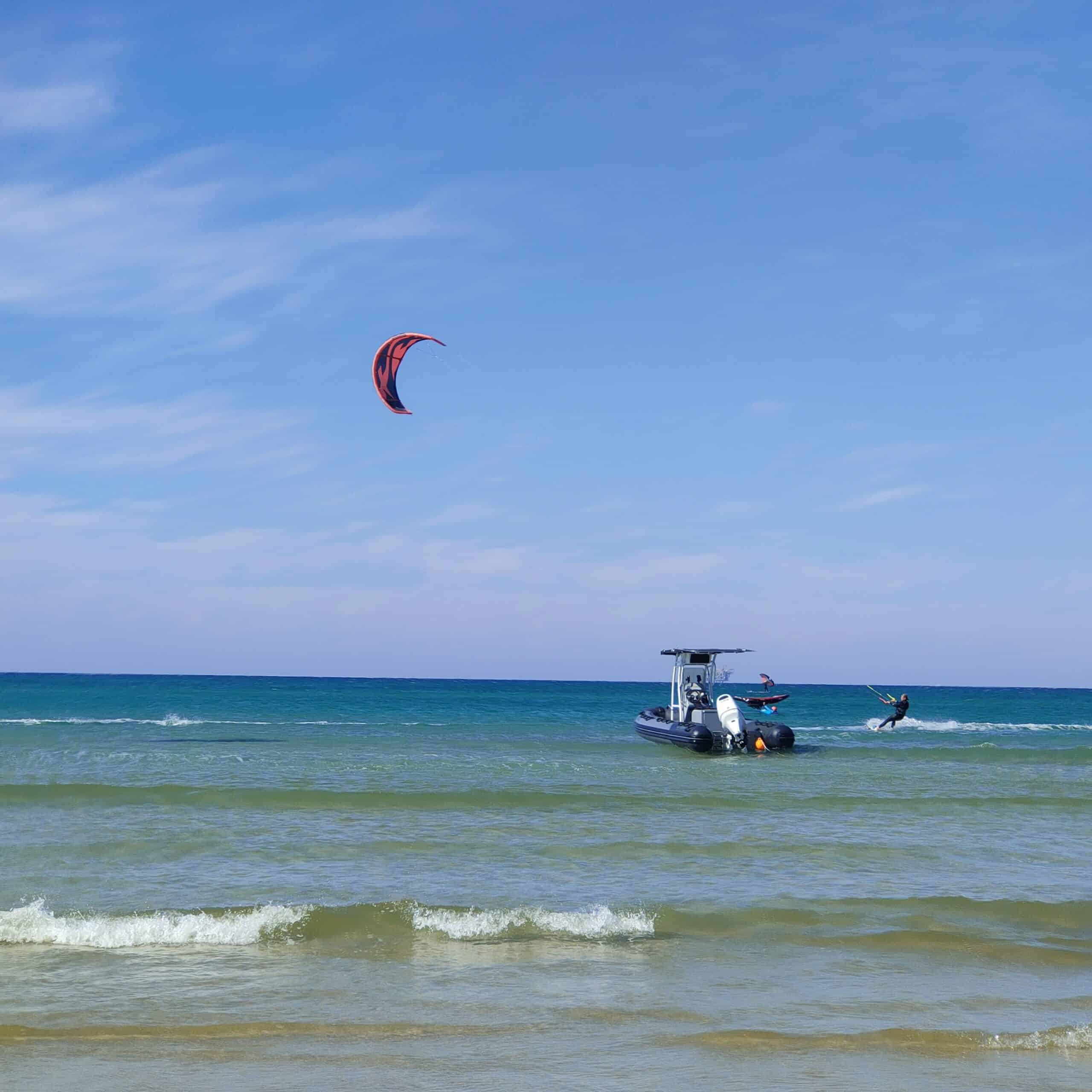 kitesurfing upwind showing rider with correct body position and kite at 45 degrees